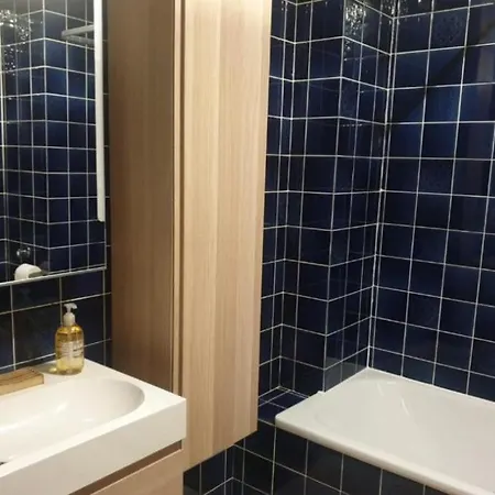 Beautiful Three Queen Beds In City Center , 100m2, Near Tram *