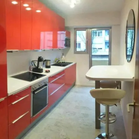 Апартаменты Beautiful Three Queen Beds In Center , 100m2, Near Tram